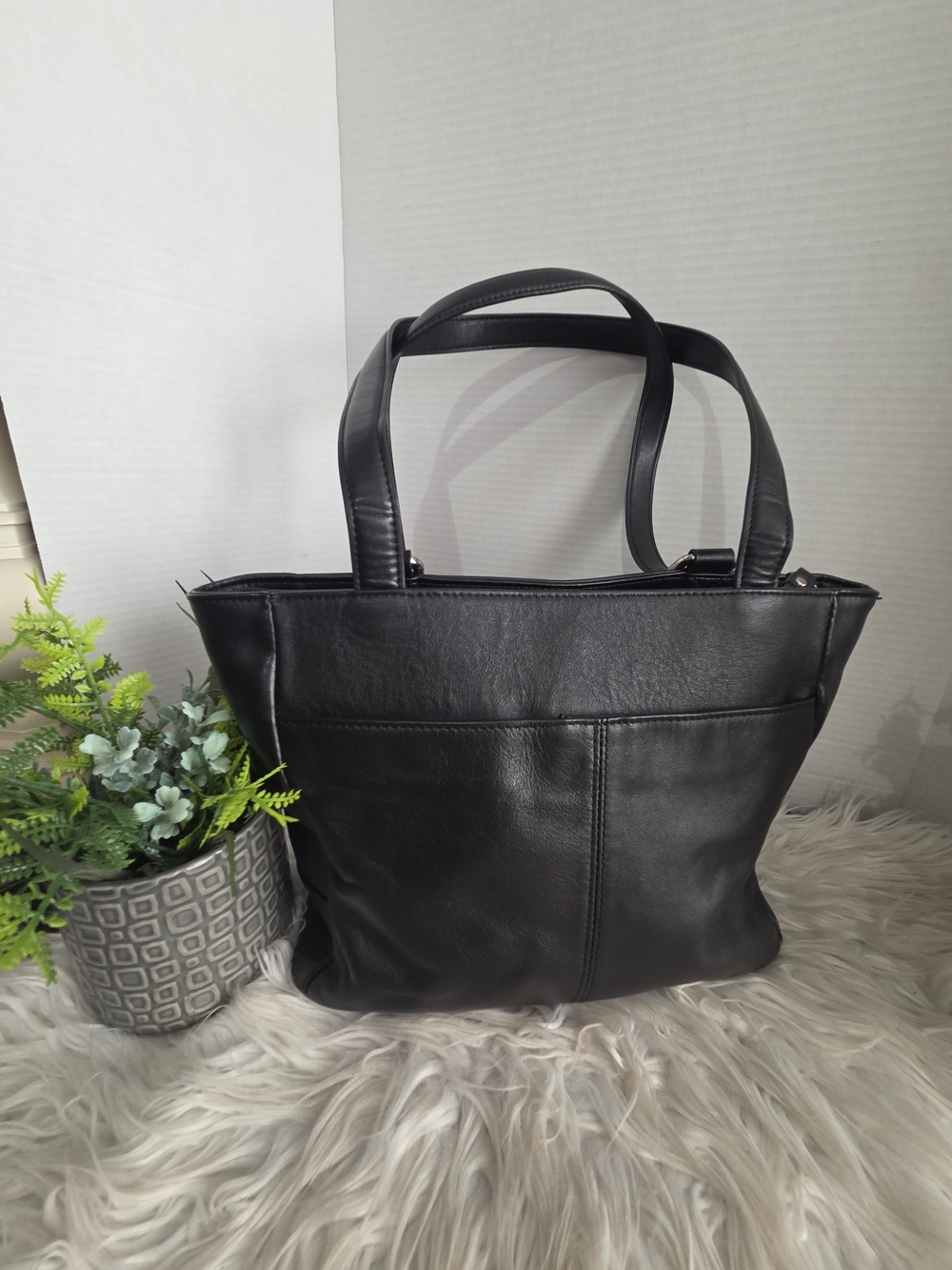 Giani Bernini Black Leather Medium Shoulder Bag. - Picture 4 of 15
